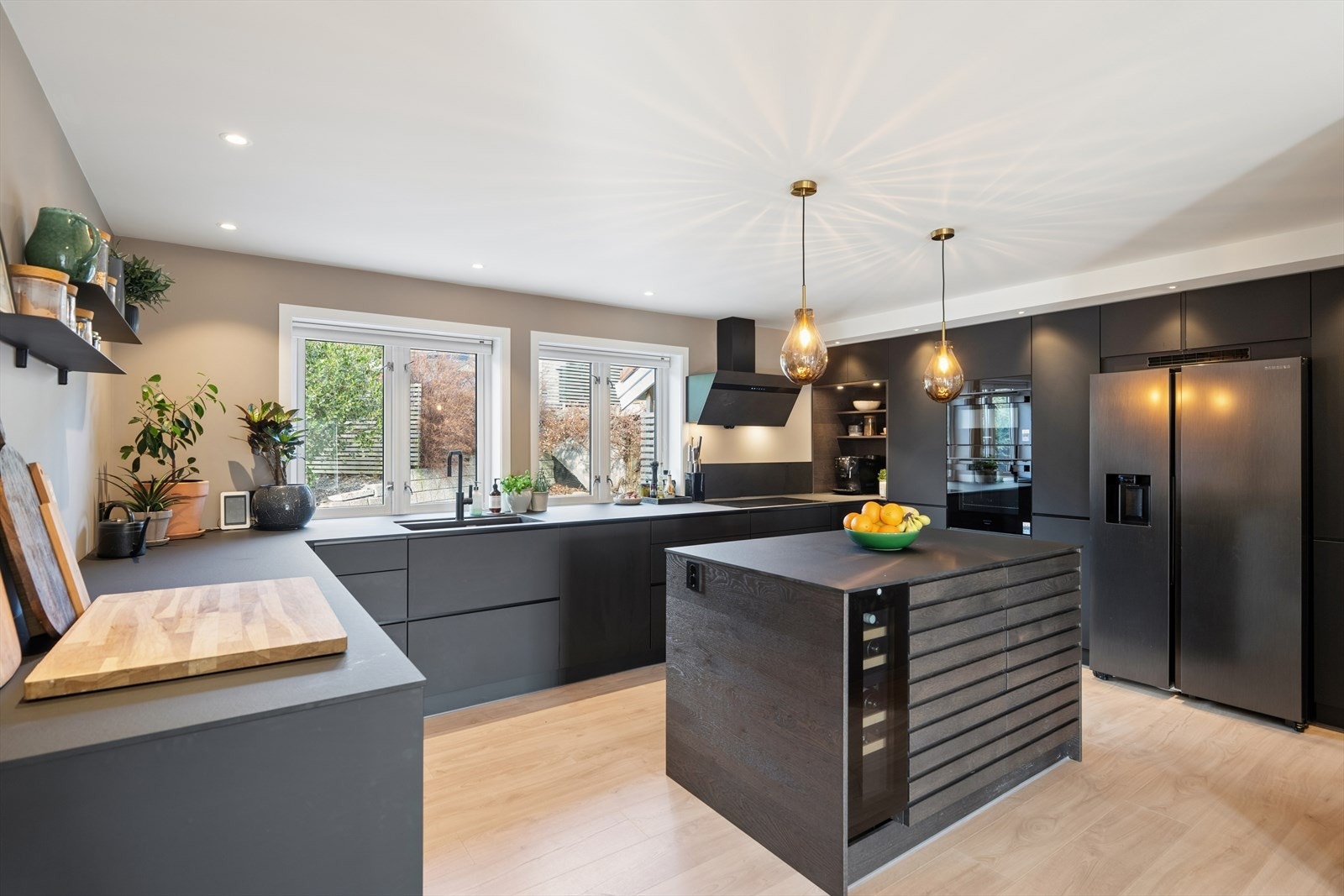 Alle hvitevarer er integrert, inkludert stekeovn, mikrobølgeovn og oppvaskmaskin, i tillegg til et frittstående kjøl-/fryseskap. Galleribilde