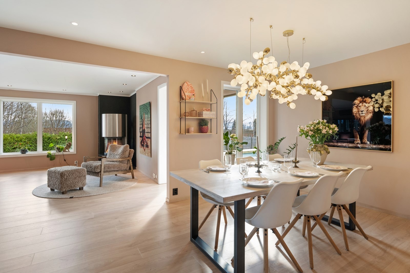 Spisestuen er et lyst og sentralt rom som knytter kjøkkenet og stuen sammen, med plass til et stort spisebord. Galleribilde