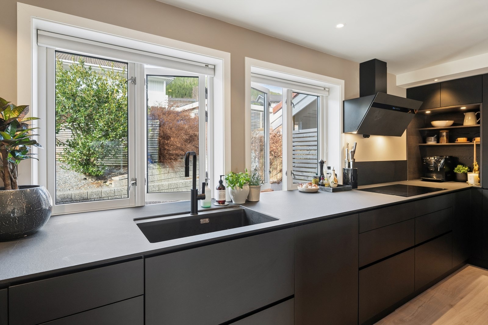 Over platetoppen er det montert en effektiv kjøkkenventilator med avtrekk ut. Galleribilde