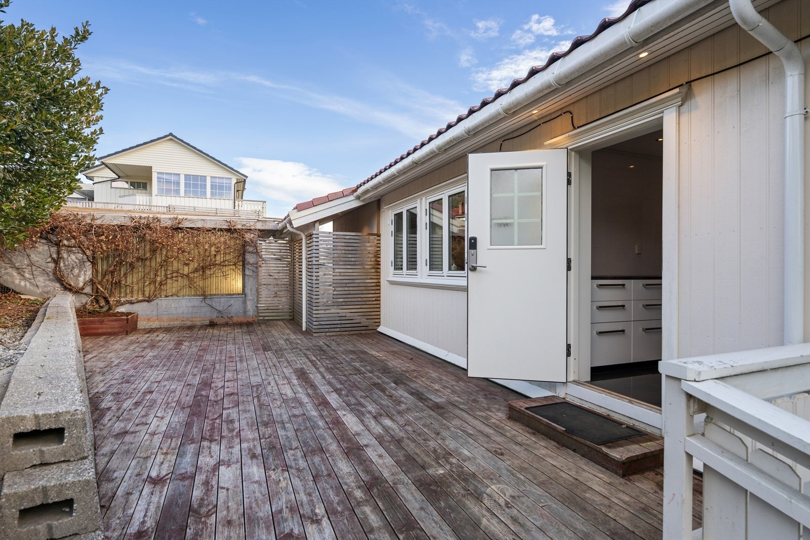 På nordsiden av boligen er det en markterrasse på ca. 36 m² med adkomst fra vaskerommet. Galleribilde