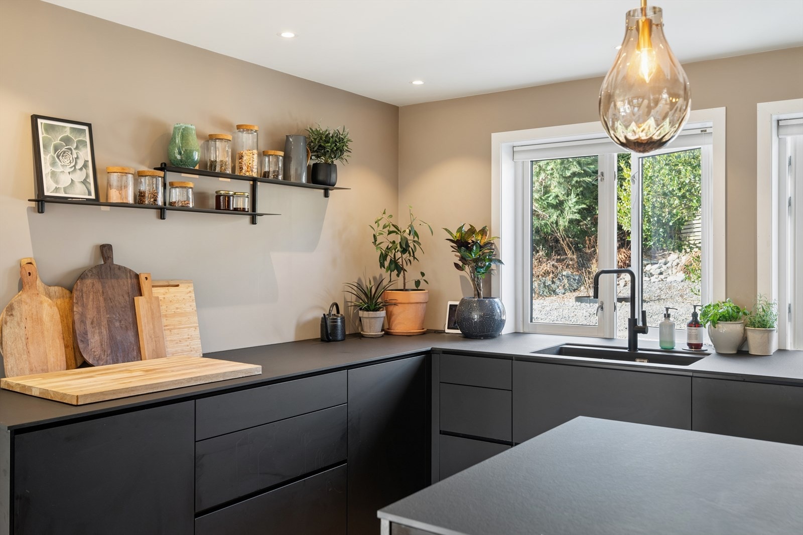 Gjennomgående laminatgulv fra 2025 binder kjøkkenet sammen med stue og spisestue. Galleribilde