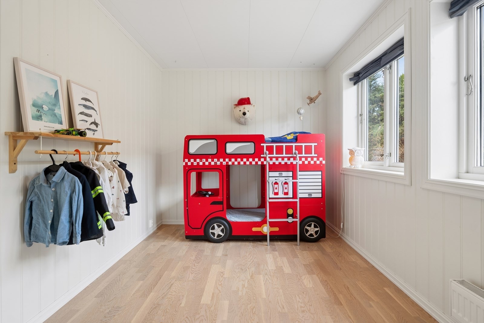 Boligen har totalt fem soverom. Dette i første etasje har parkettgulv og panelplater på veggene. Galleribilde