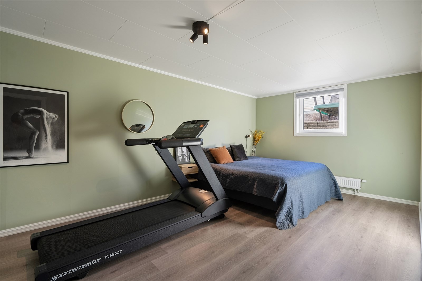 Soverom i kjelleren, renovert i 2020, med laminatgulv og vannbåren varme via radiator. Galleribilde