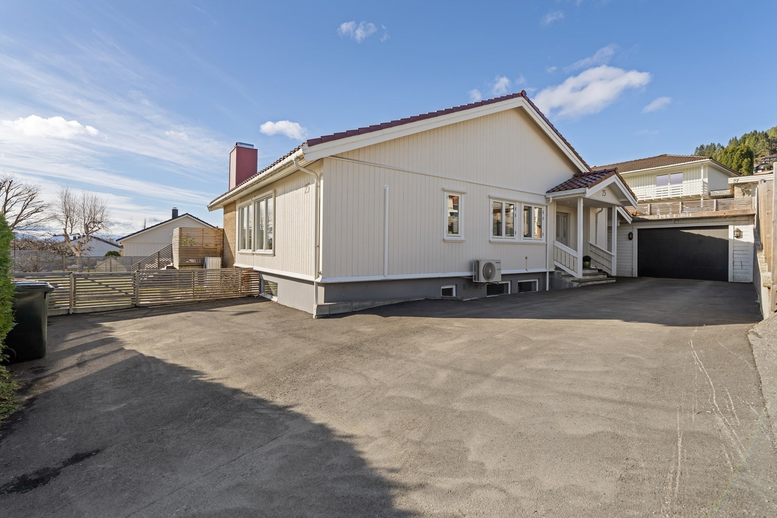 Eiendommen ligger i et etablert og barnevennlig boligområde på Enen/Tøndergård, med kort vei til skoler og barnehager. Galleribilde