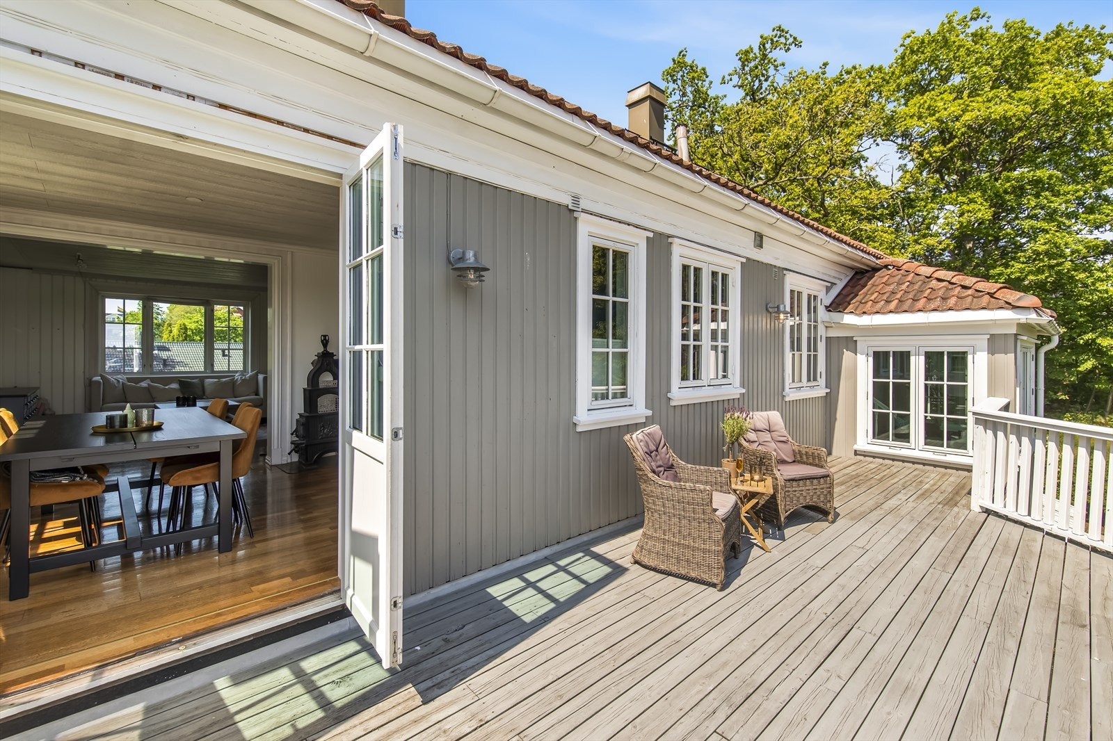 Fra spisestuen er det direkte utgang til en solrik terrasse på ca. 21 m² med nydelig utsikt. Galleribilde