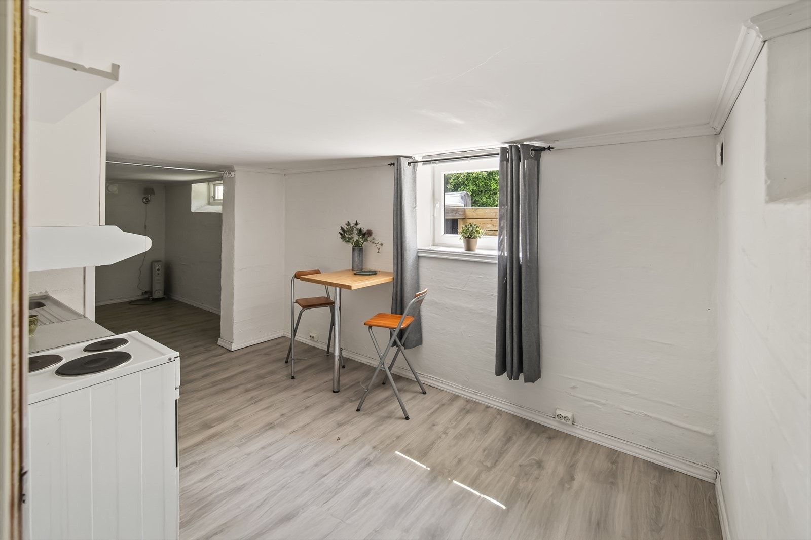 Denne består av av stue/kjøkken, bad, gang og et disponibelt rom. Galleribilde