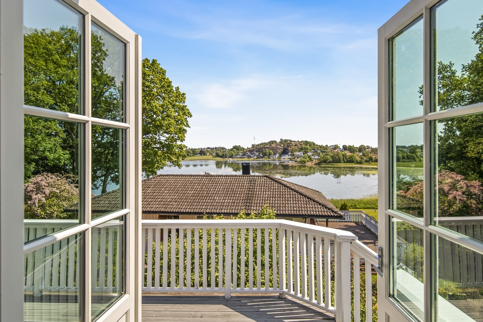 En herskapelig og innholdsrik enebolig som kombinerer klassisk eleganse med moderne funksjonalitet. Galleribilde