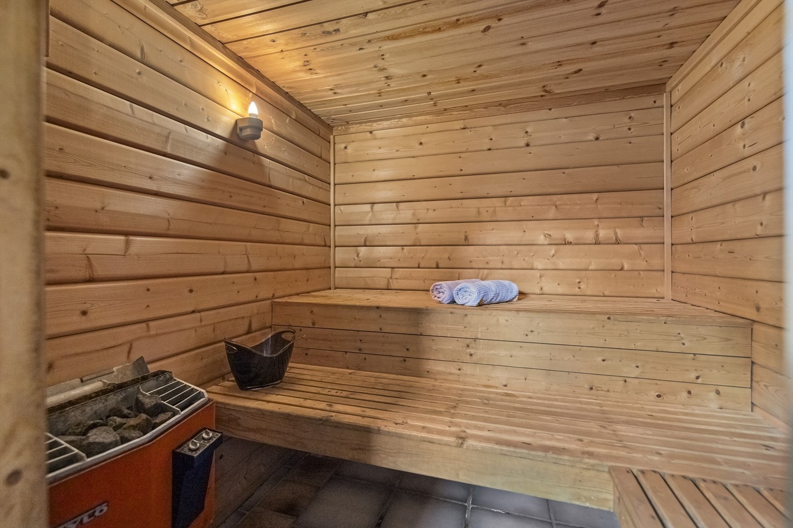 Underetasjen er funksjonelt inndelt og inneholder blant annet en deilig badstue og rikelig med lagringsplass i flere boder. Badstuen er tilknyttet hoveddelen av huset. Galleribilde