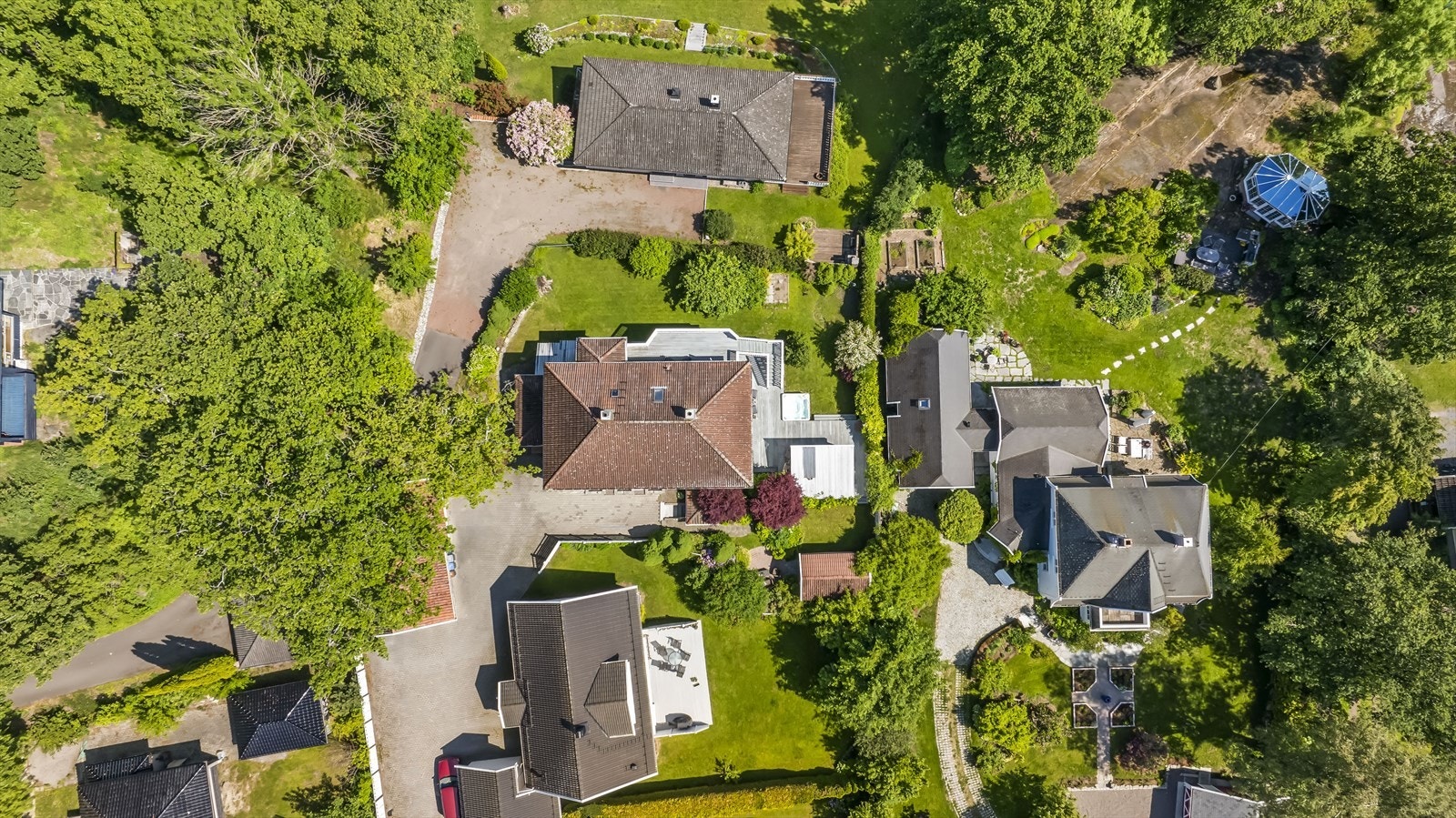 Her får du følelsen av å bo fredelig med sjøen som en av nærmeste nabo, men likevel kun 4 minutter unna Teie Torv, hjertet av Teie, hvor du finner et rikt utvalg av butikker, koselige kafeer og servicetilbud som dekker alle dine behov. Galleribilde