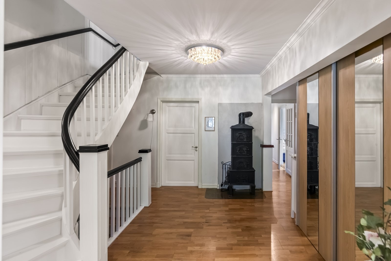Denne etasjen er boligens private sone med hele fem soverom samlet på ett plan. Galleribilde
