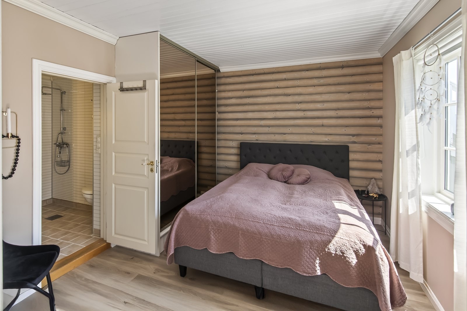 Hovedsoverommet er en romslig suite med direkte adkomst til eget bad og utgang til den store terrassen på bakkeplan. Galleribilde