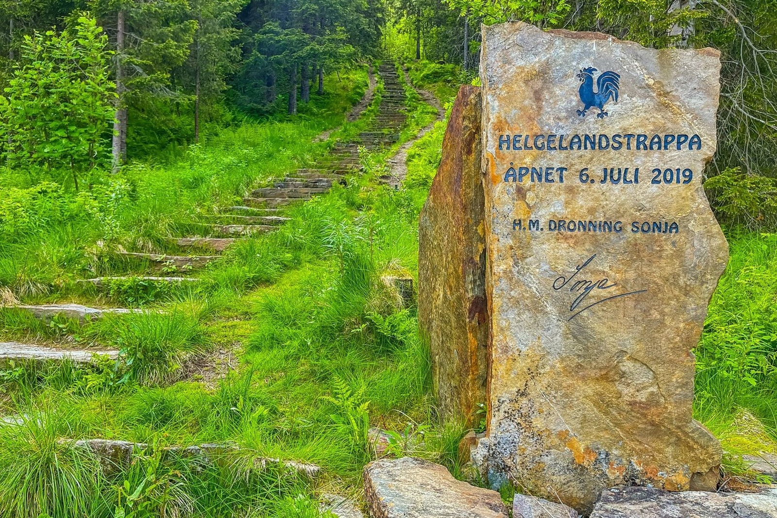En kort gåtur fra boligen, over til "Øya", finner du den kjente Helgelandstrappa som byr på en fin tur opp mot Øyfjellet. Galleribilde