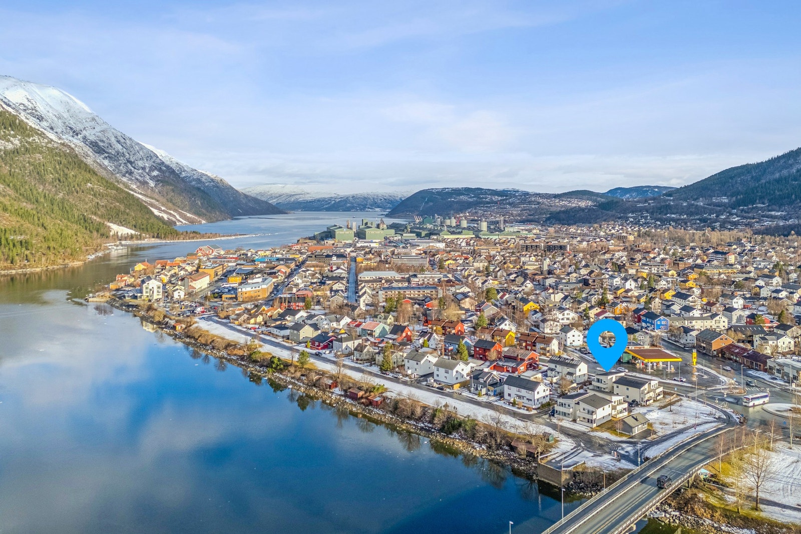 Sentral beliggenhet i Mosjøen, med gangavstand til butikker, turområder, barneskole og den historiske Sjøgata. Galleribilde