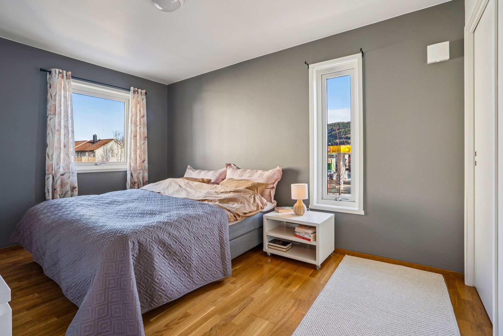 Hovedsoverommet har parkett på gulvet og god plass til dobbeltseng og nattbord. Galleribilde