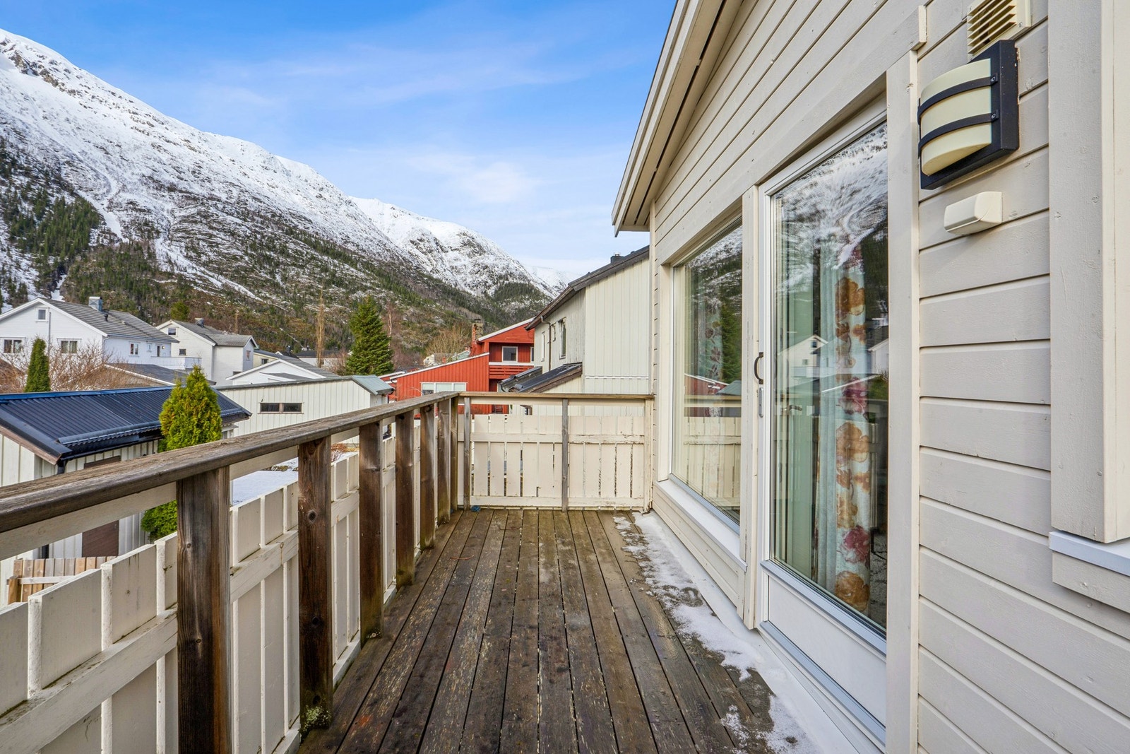 Balkongen på 11 m² er bygget i trykkimpregnert trevirke og gir god plass til sittegruppe, utsikt og relativt beskjedent innsyn. Galleribilde