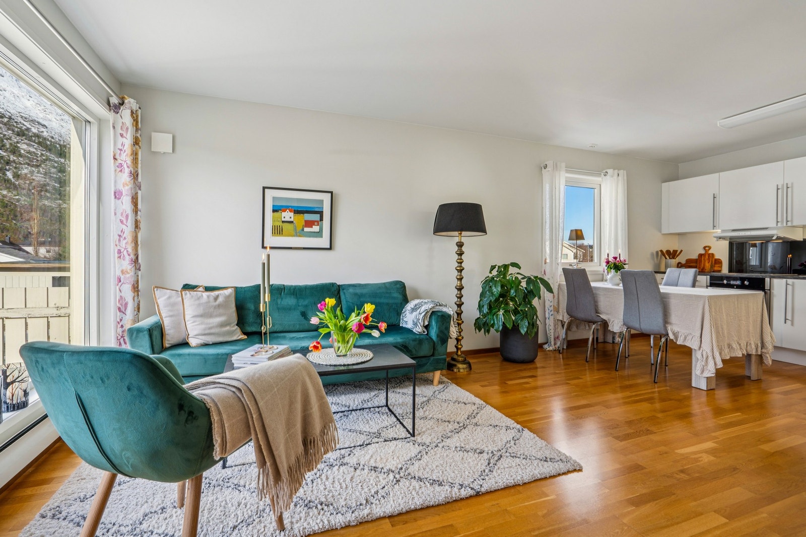 Leiligheten har en åpen og sosial planløsning som binder stue og kjøkken sammen. Galleribilde