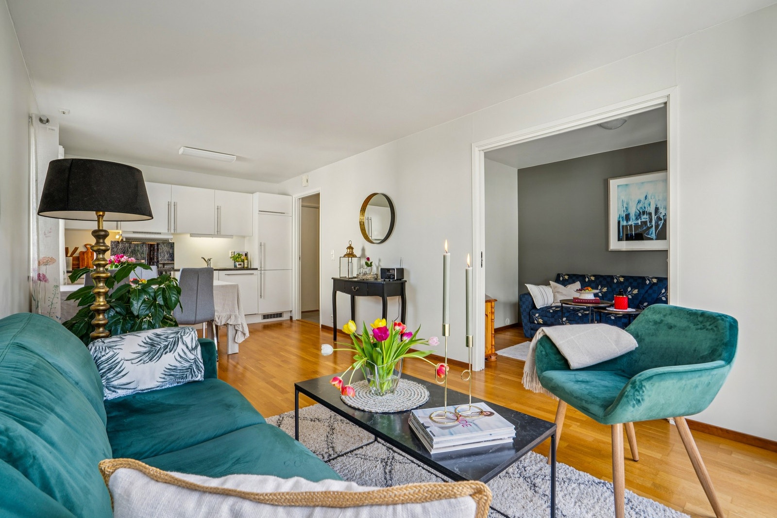 Stuen er lett å møblere og varmes opp av panelovner. Galleribilde