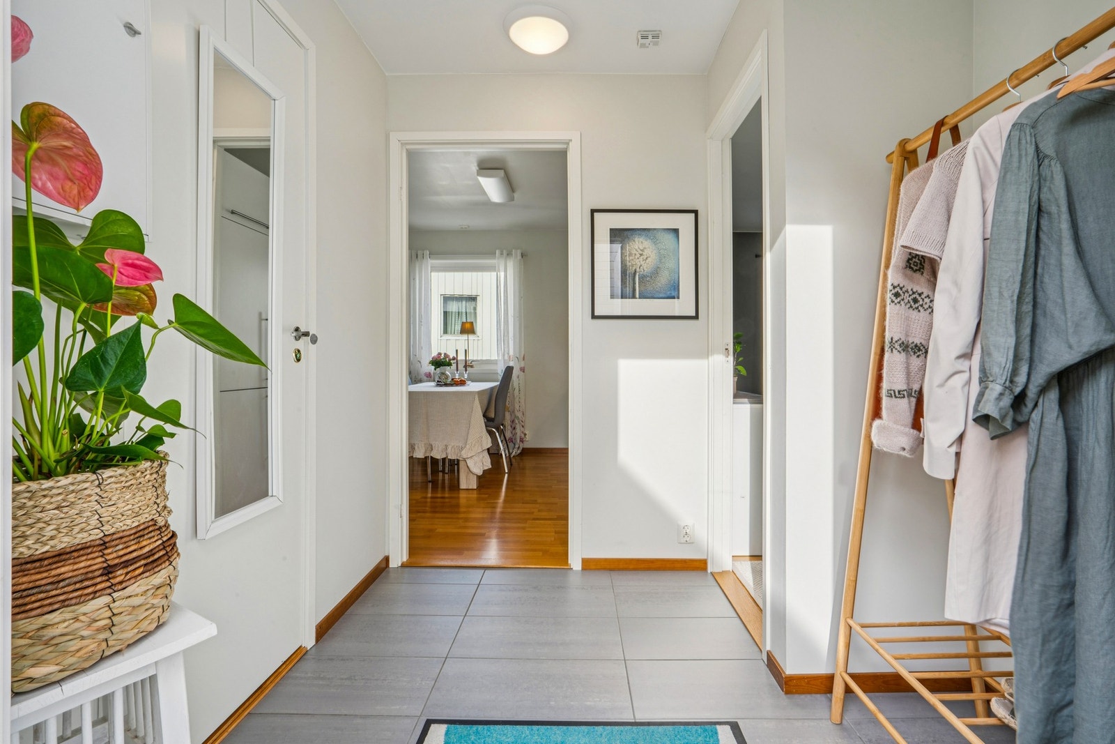 Innbydende entré med fliser på gulv med varme, og plass til å henge fra seg yttertøy. Galleribilde