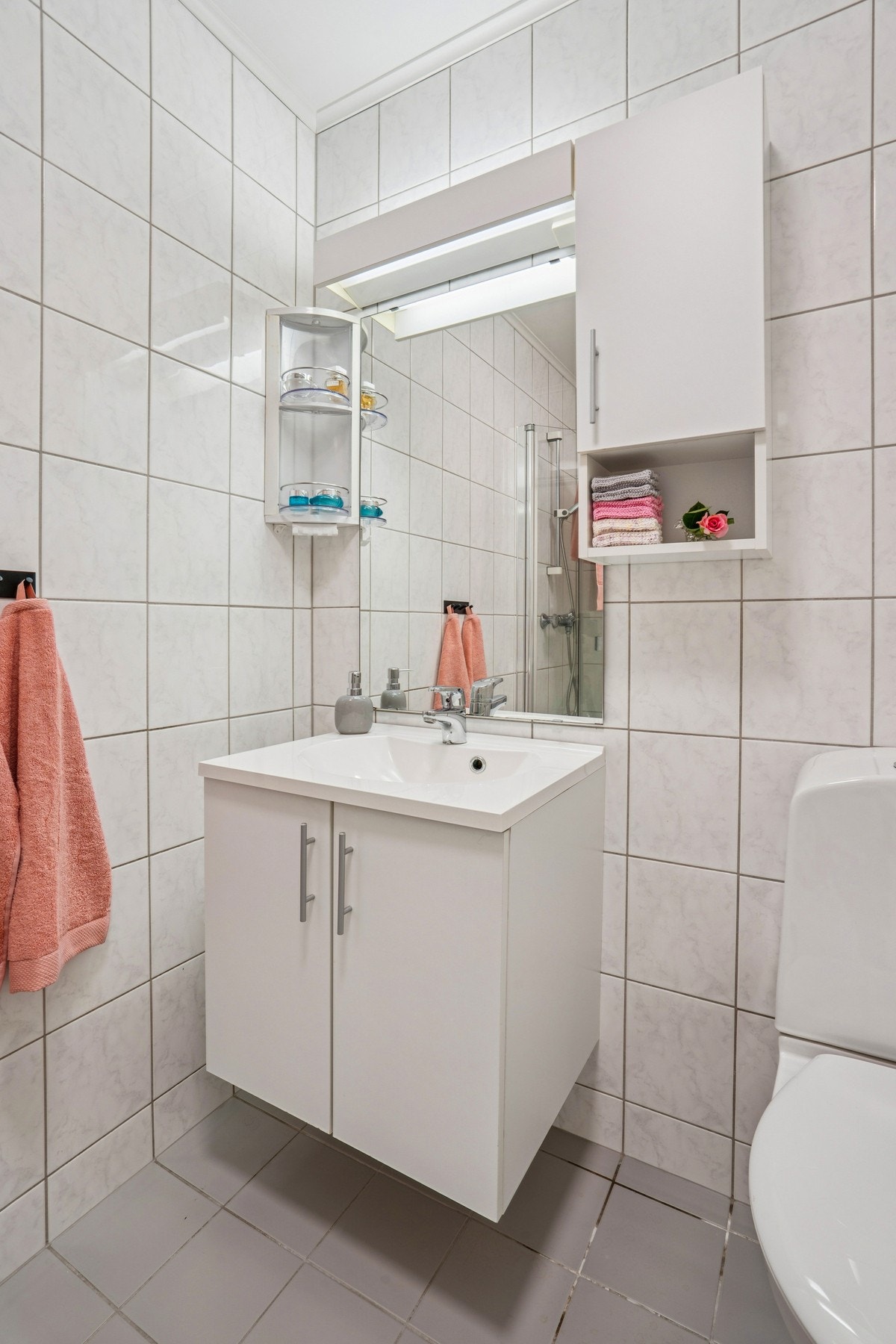 Badet har varmekabler i gulv for komfort. Innredningen består av servant med underskap og speil med belysning. Galleribilde