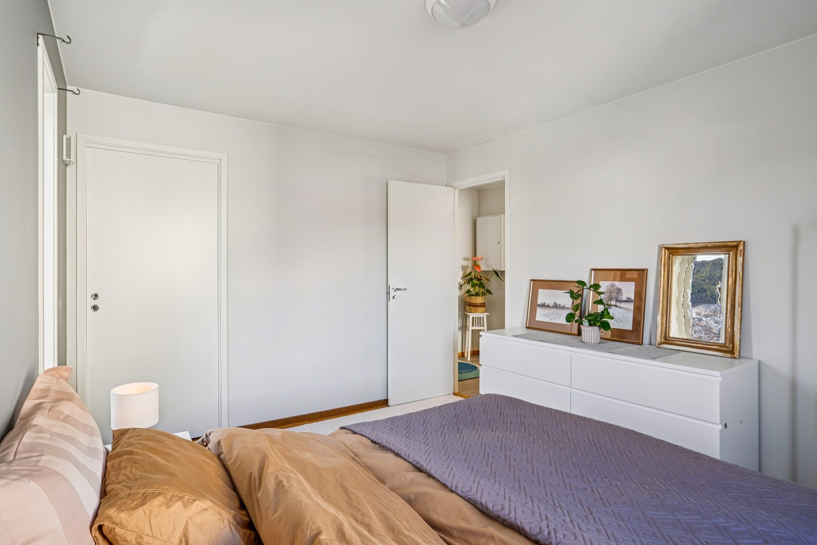 Fra soverommet er det skyvedør inn til innvendig lagringsplass/mulighet for garderobeløsning. Galleribilde