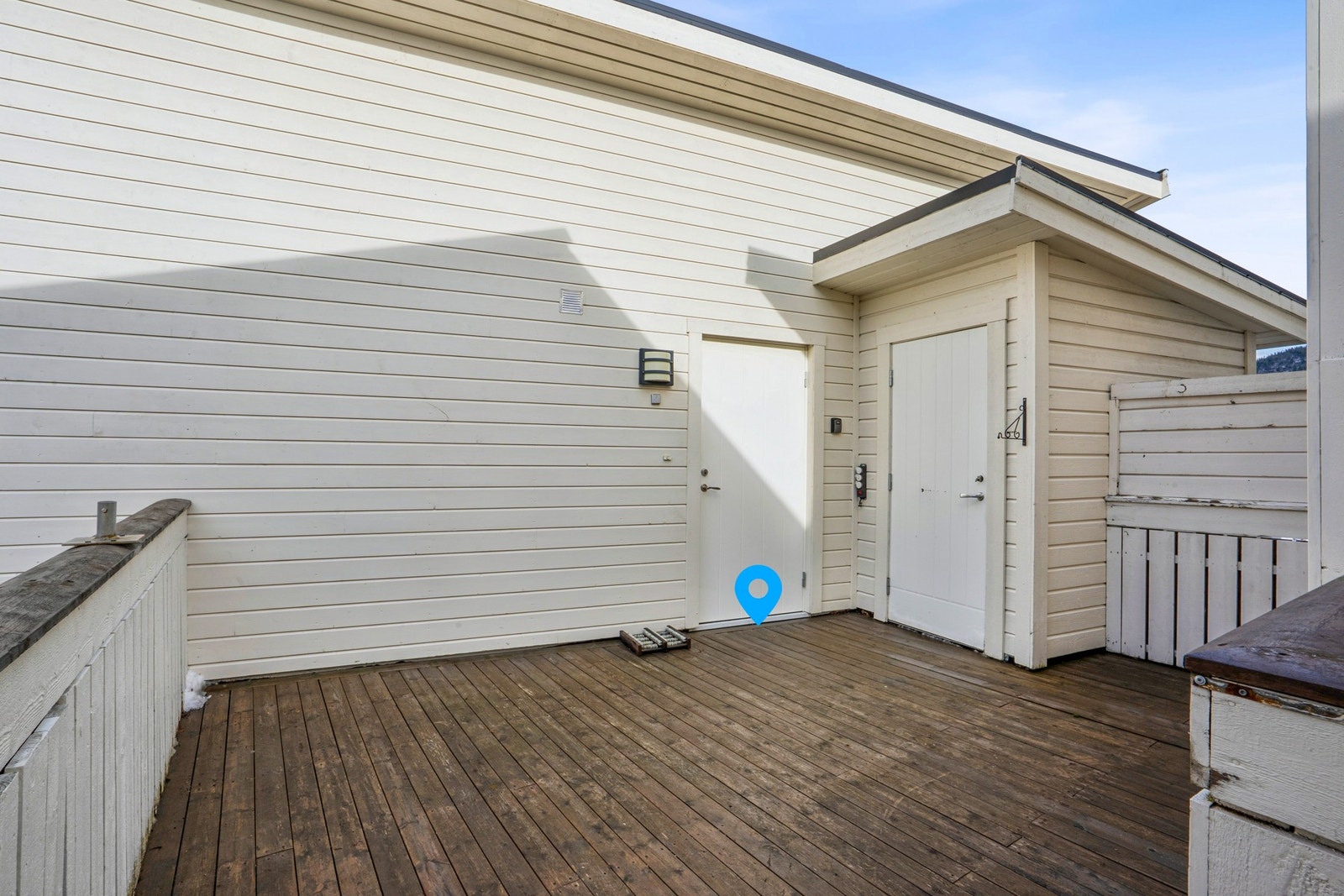 Adkomst til leiligheten er via felles trapp. Det er god plass til å kunne ha en liten sittegruppe samt adkomst til utvendig bod ved inngangsdøren. Utearealet er fellesaral. Galleribilde