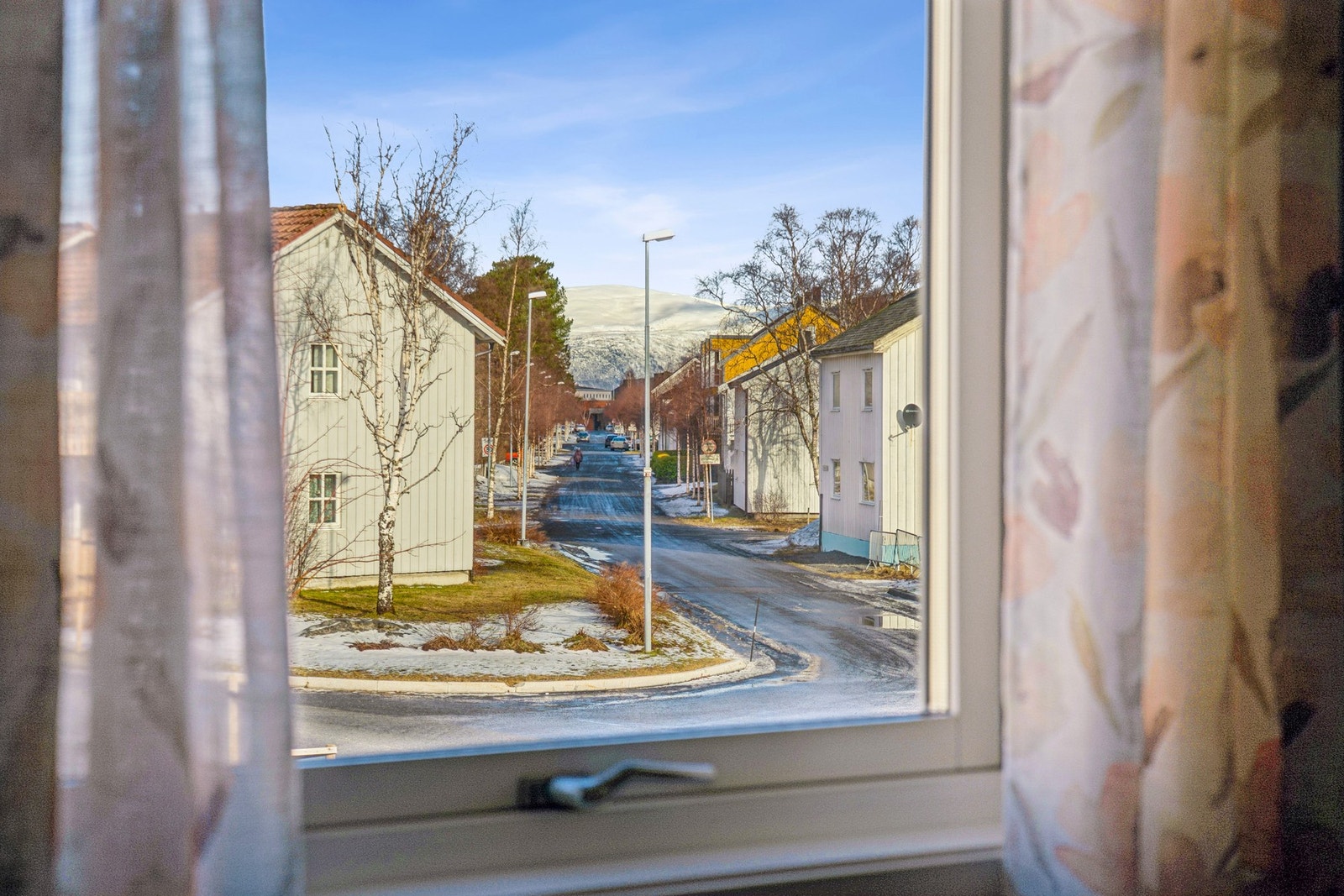 Fra soveromsvinduet har du tilnærmet uhindret utsikt ned Kirkegata, helt frem til ALTI Sjøsiden. Galleribilde