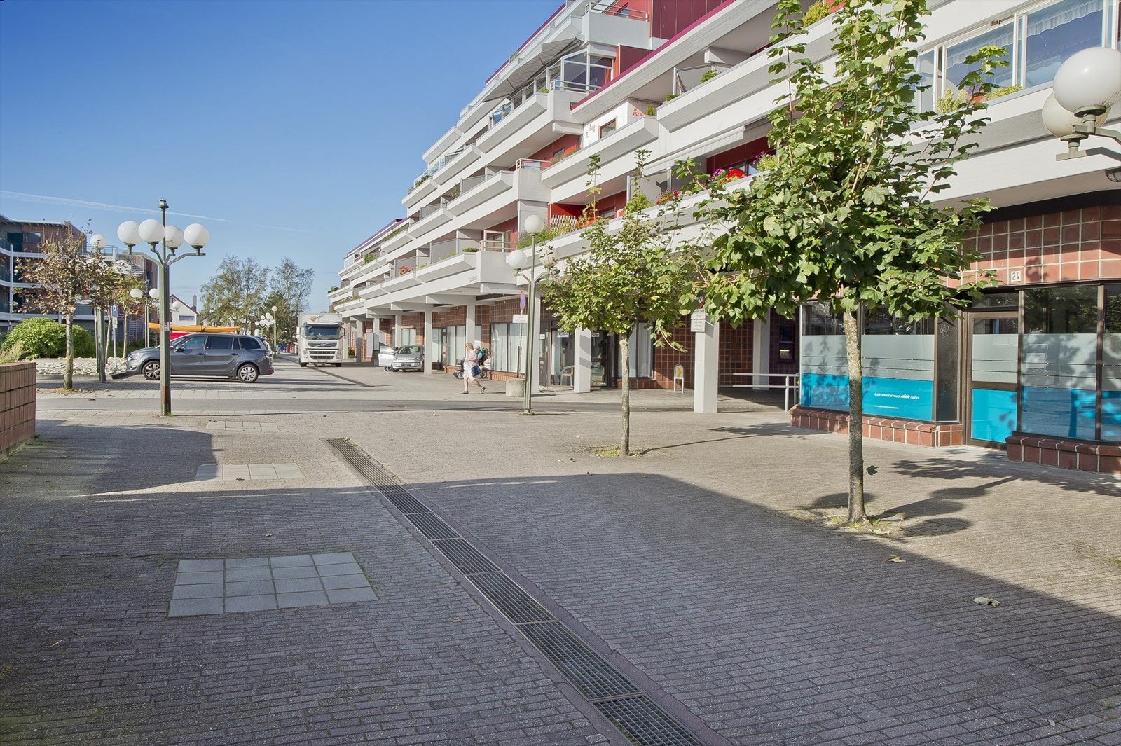 Ved Tjensvoll torg finner man treningssenter, dagligvarebutikk mm. Galleribilde