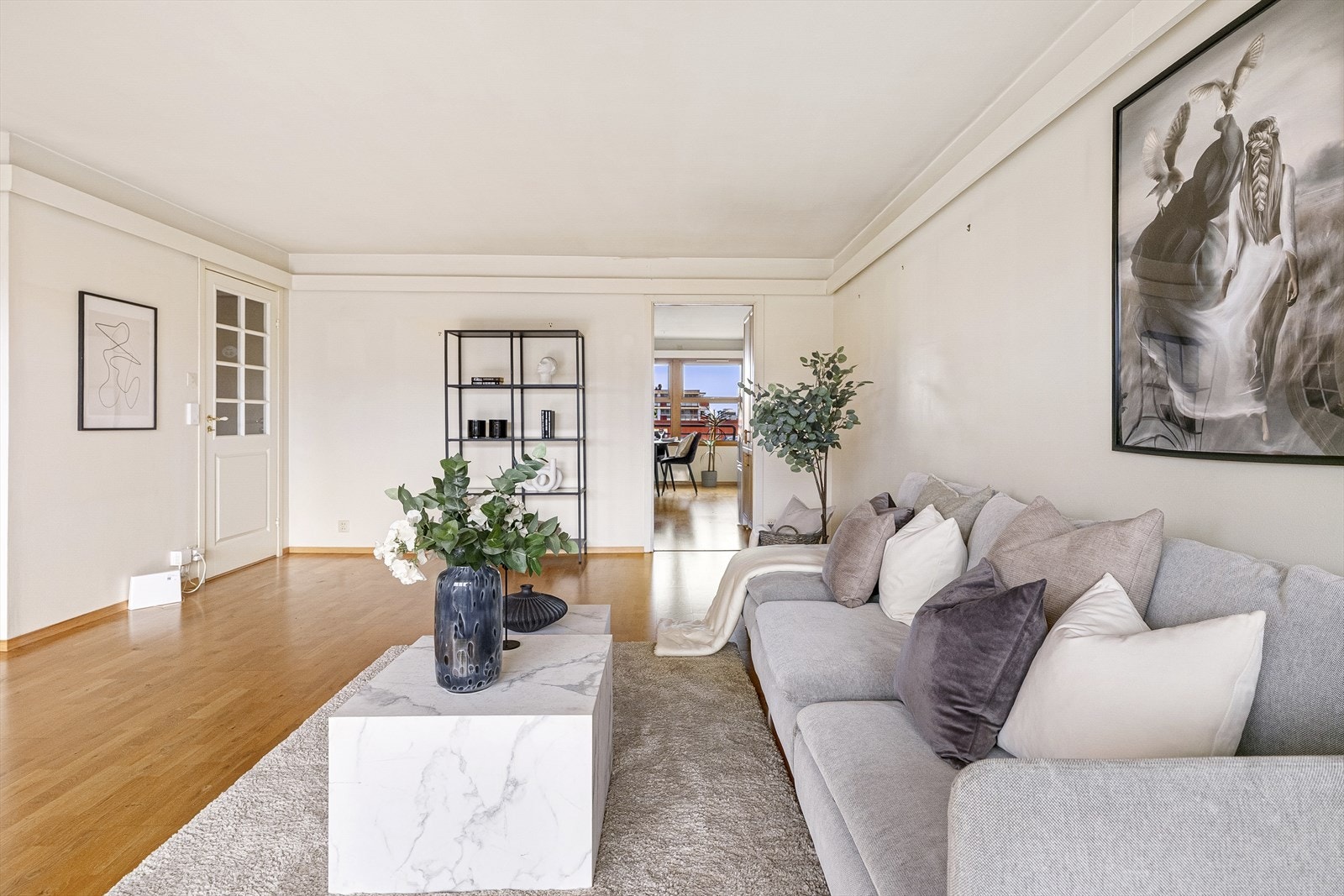 Stuen og kjøkken ligger i delvis åpen løsning. Galleribilde