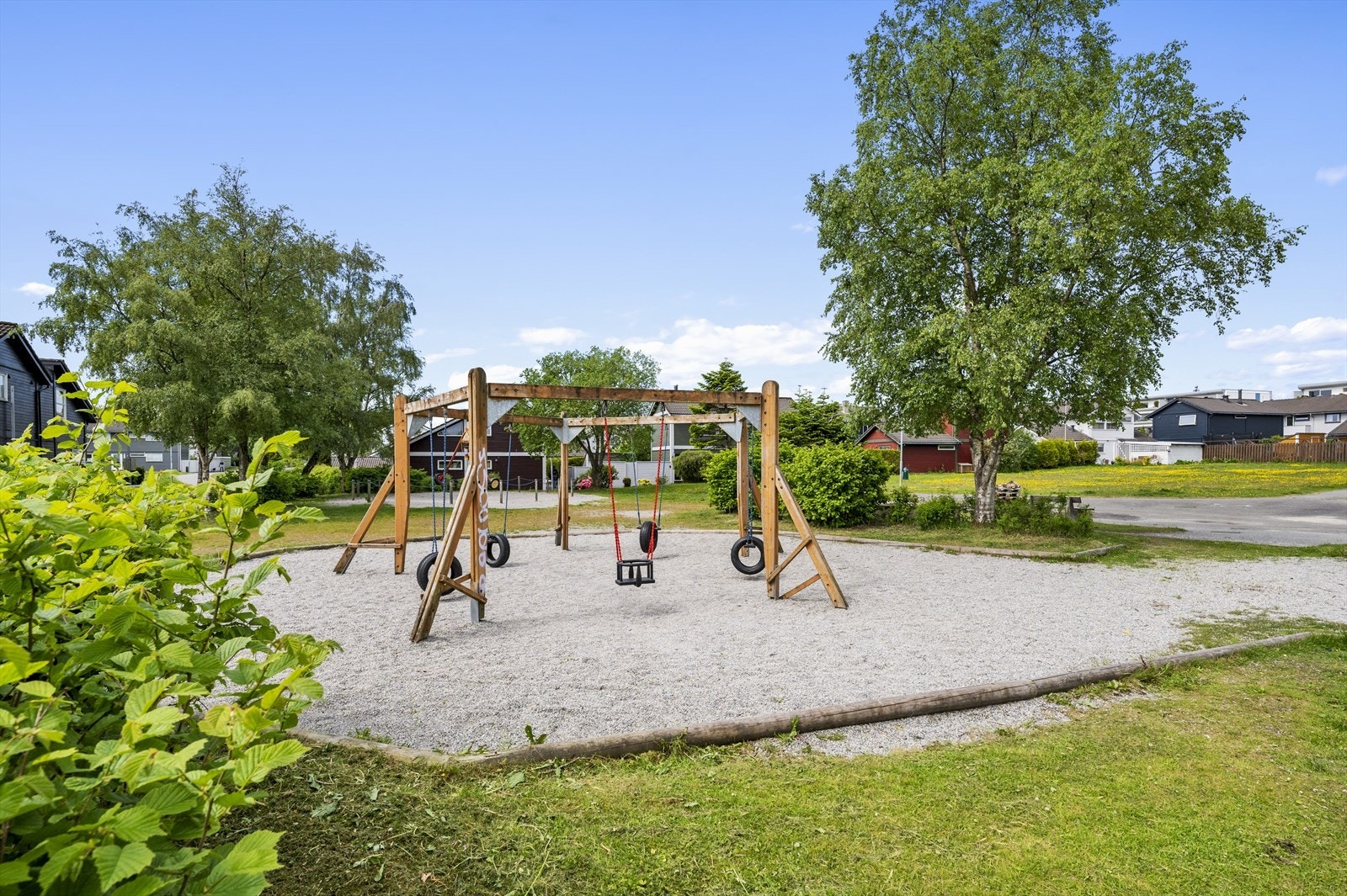 Nærområdet er svært barnevennlig med flere lekeplasser i nærområdet. Galleribilde