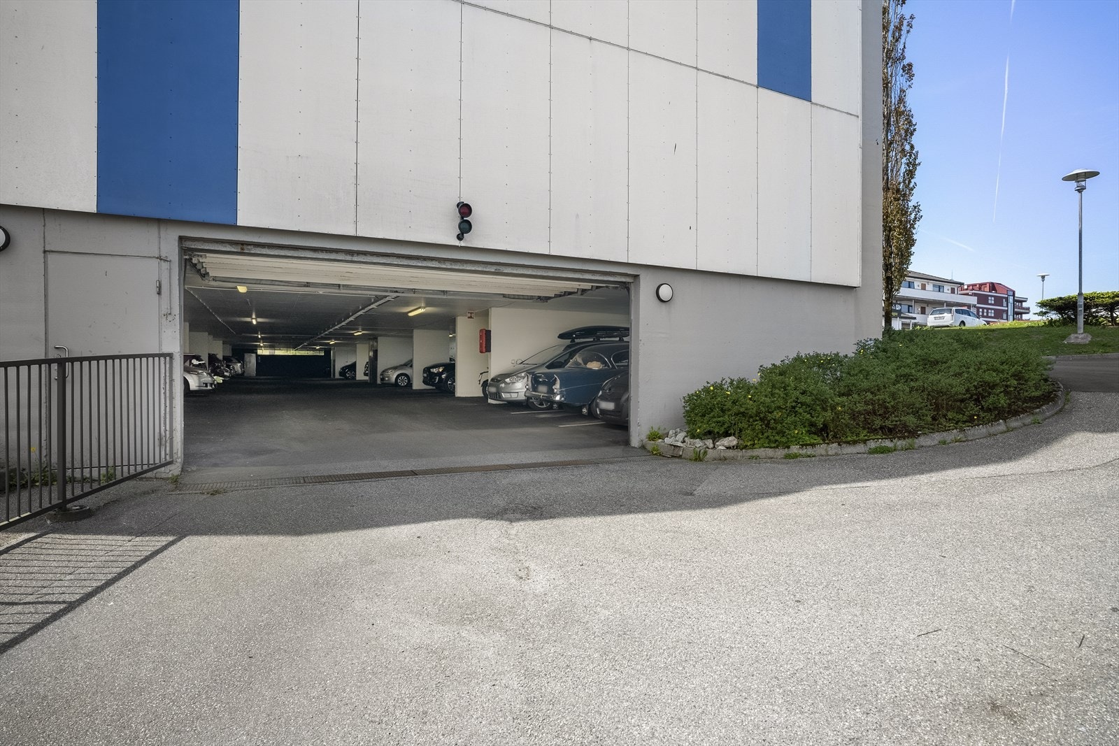 Leiligheten har fast parkering i garasjeanlegg. Galleribilde