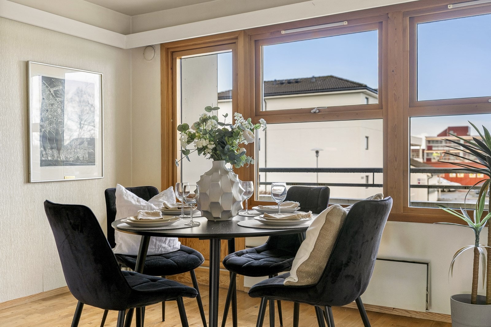 Fra kjøkkenet er det også utgang til herlig balkong. Galleribilde