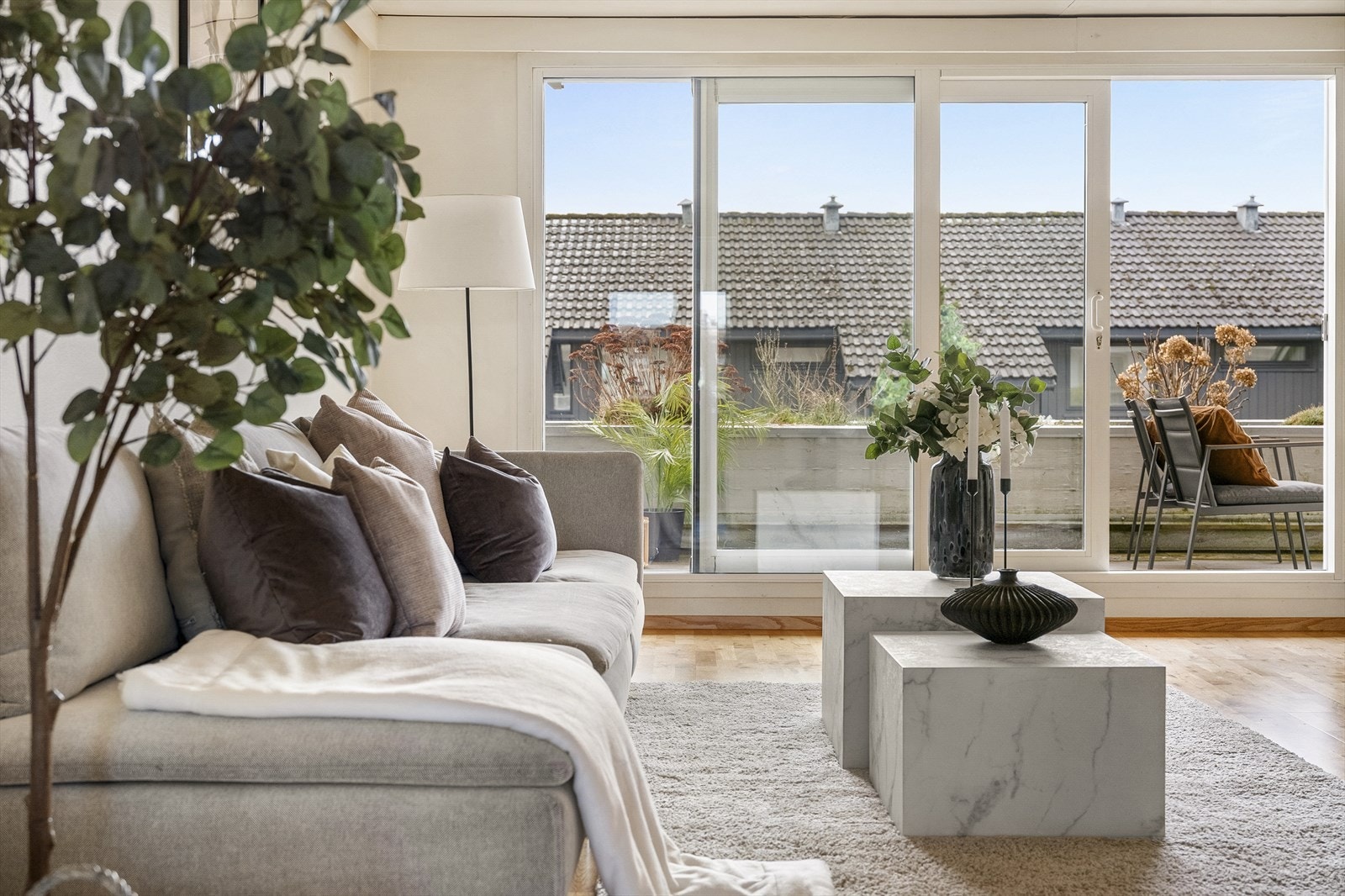 Stuen er luftig med store vindusflater som sørger for naturlig belysning inn i rommet. Galleribilde