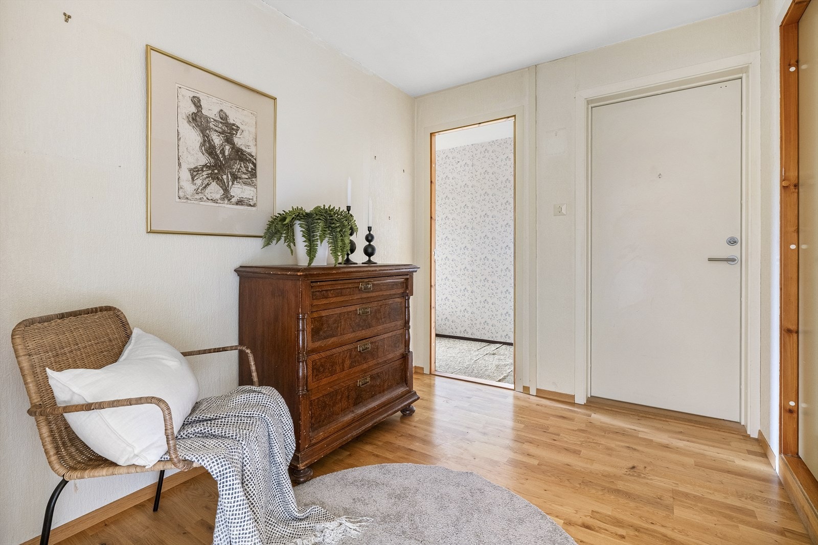 Romslig entré med gode løsninger for oppbevaring. Galleribilde