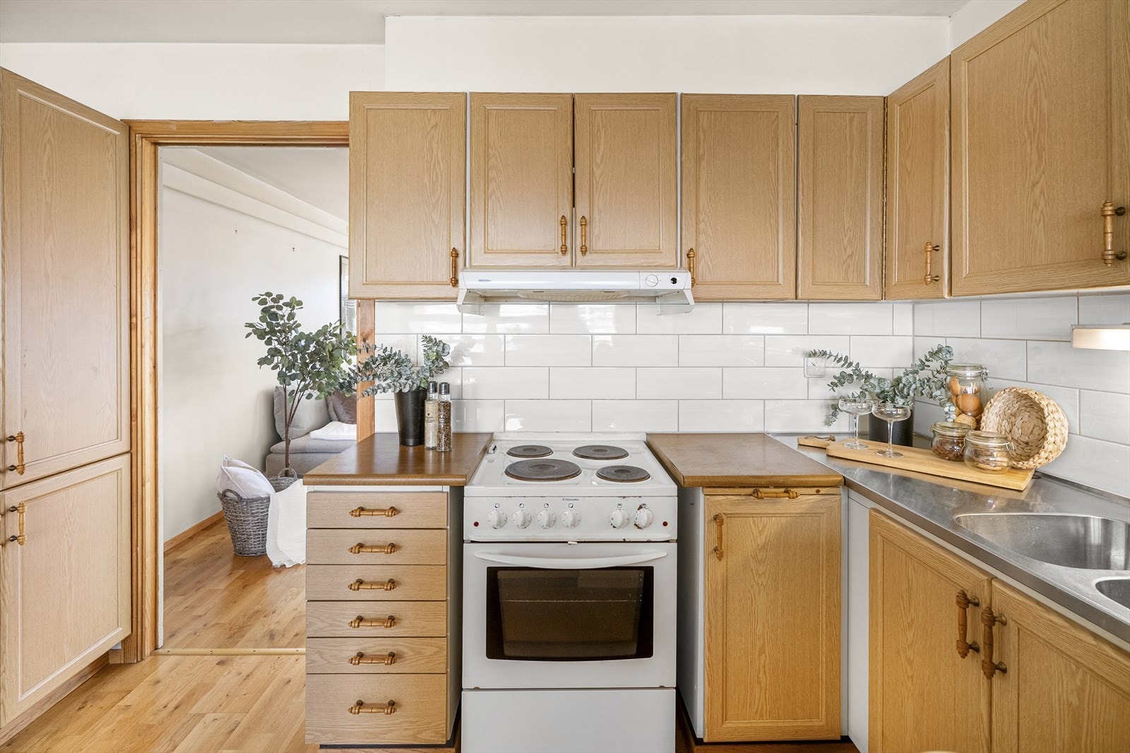 Kjøkkenet har godt med skap- og benkeplass. Galleribilde