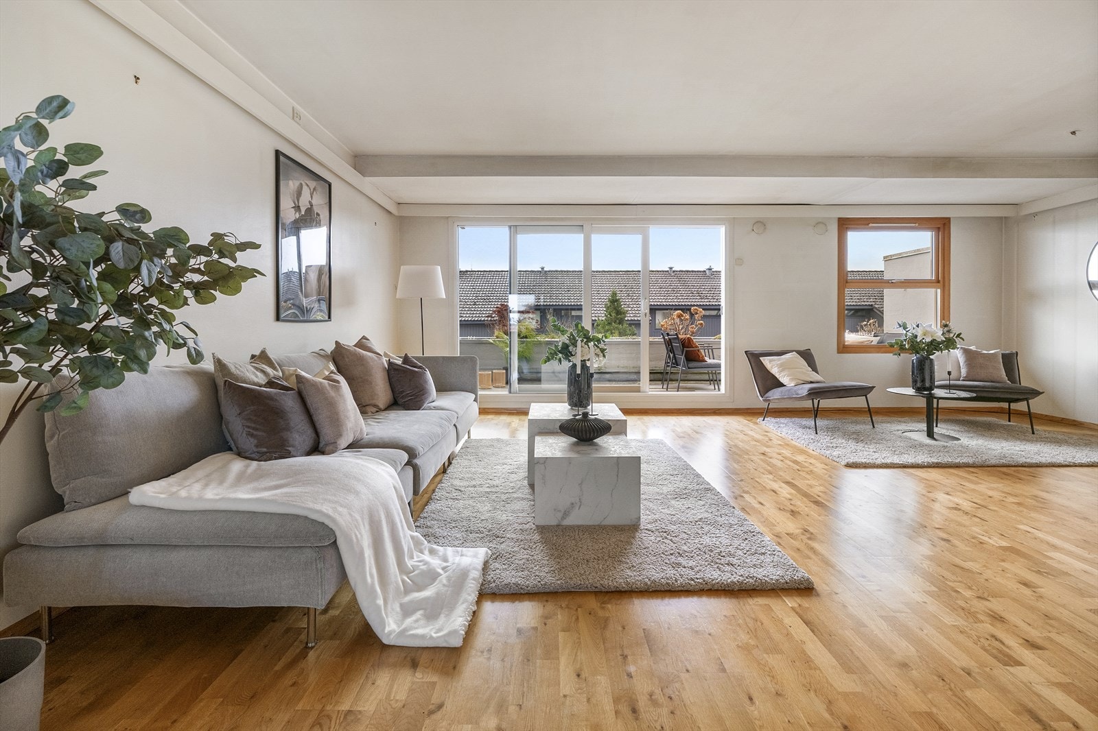 Stuen utgjør leilighetens største rom, og er hjemmets naturlige samlingsplass. Galleribilde