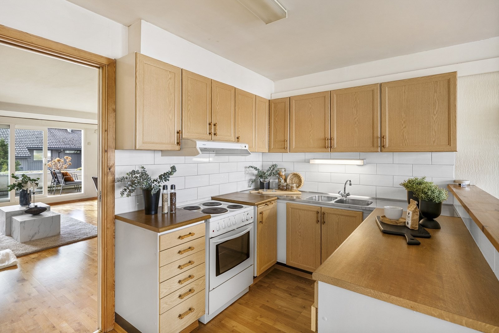 Kjøkkeninnredningen består av et U-formet kjøkken og profilerte fronter. Galleribilde