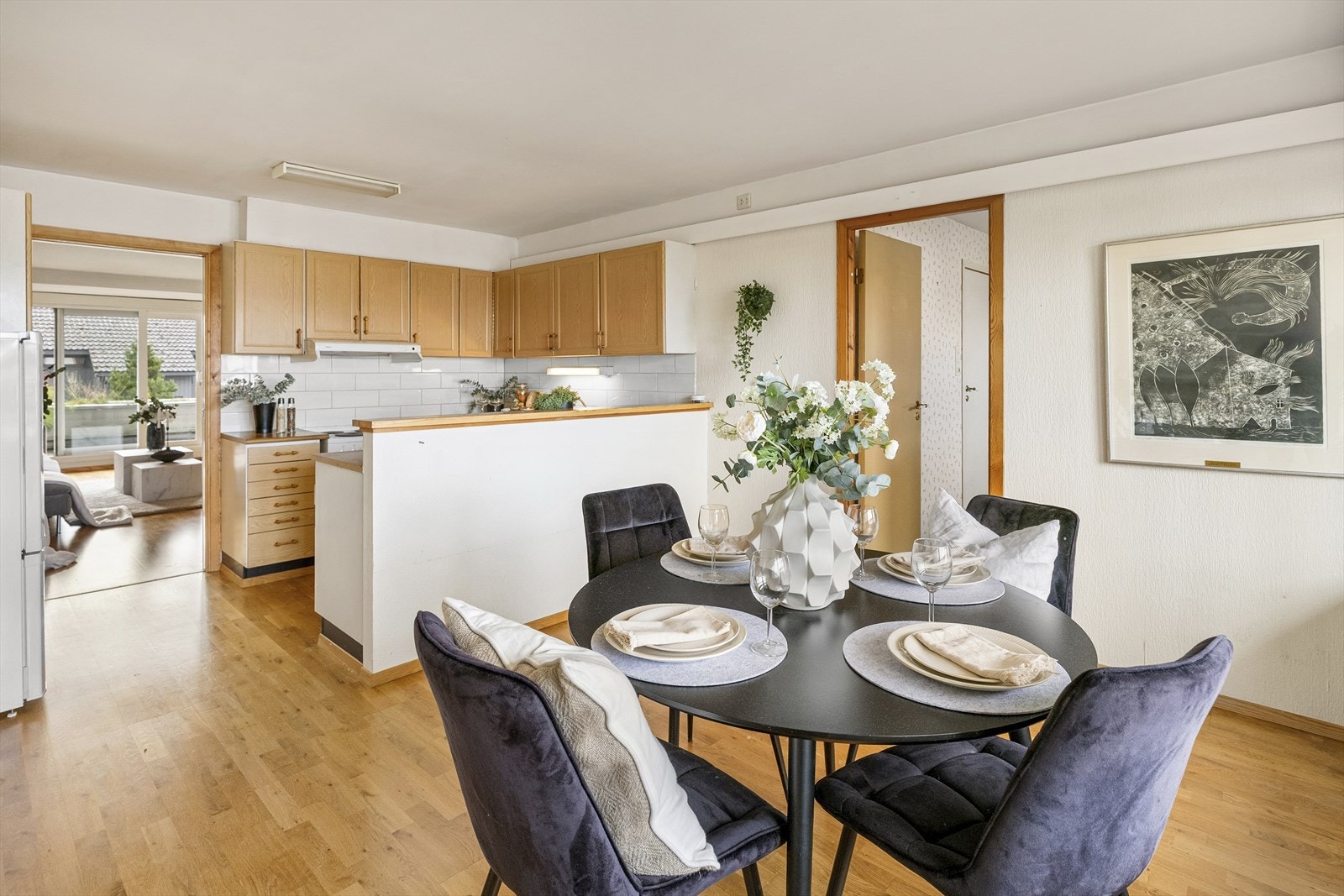 I tilknytning til kjøkkenet er det god plass til spisebord. Galleribilde