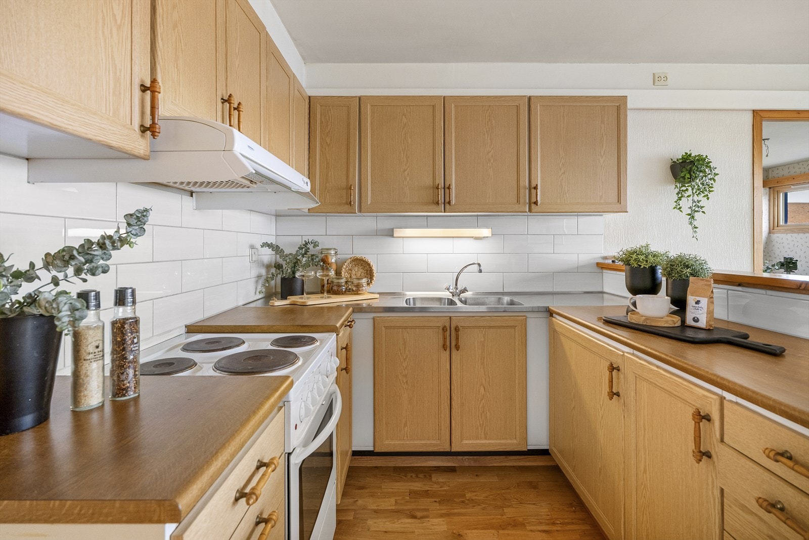 Kjøkkenet er eldre og har opplegg for frittstående hvitevarer. Galleribilde