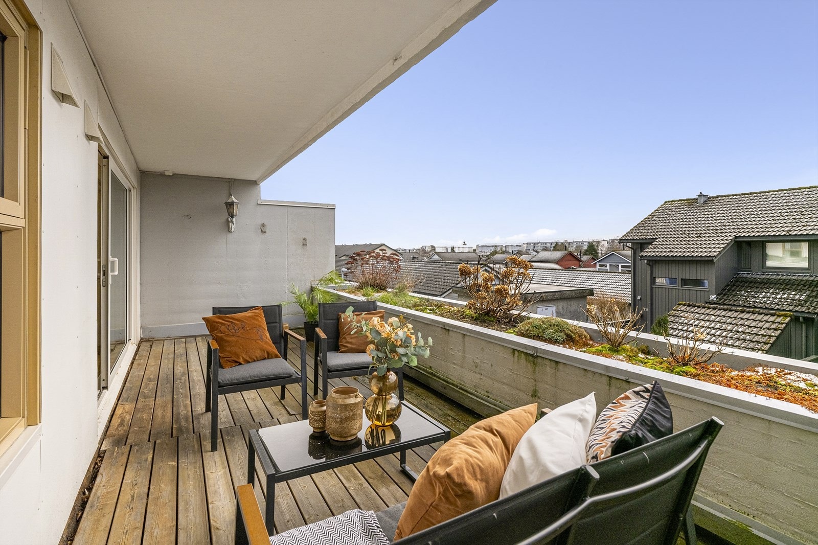 En innholdsrik 3-roms leilighet med mye potensiale og herlige uteområder. Galleribilde