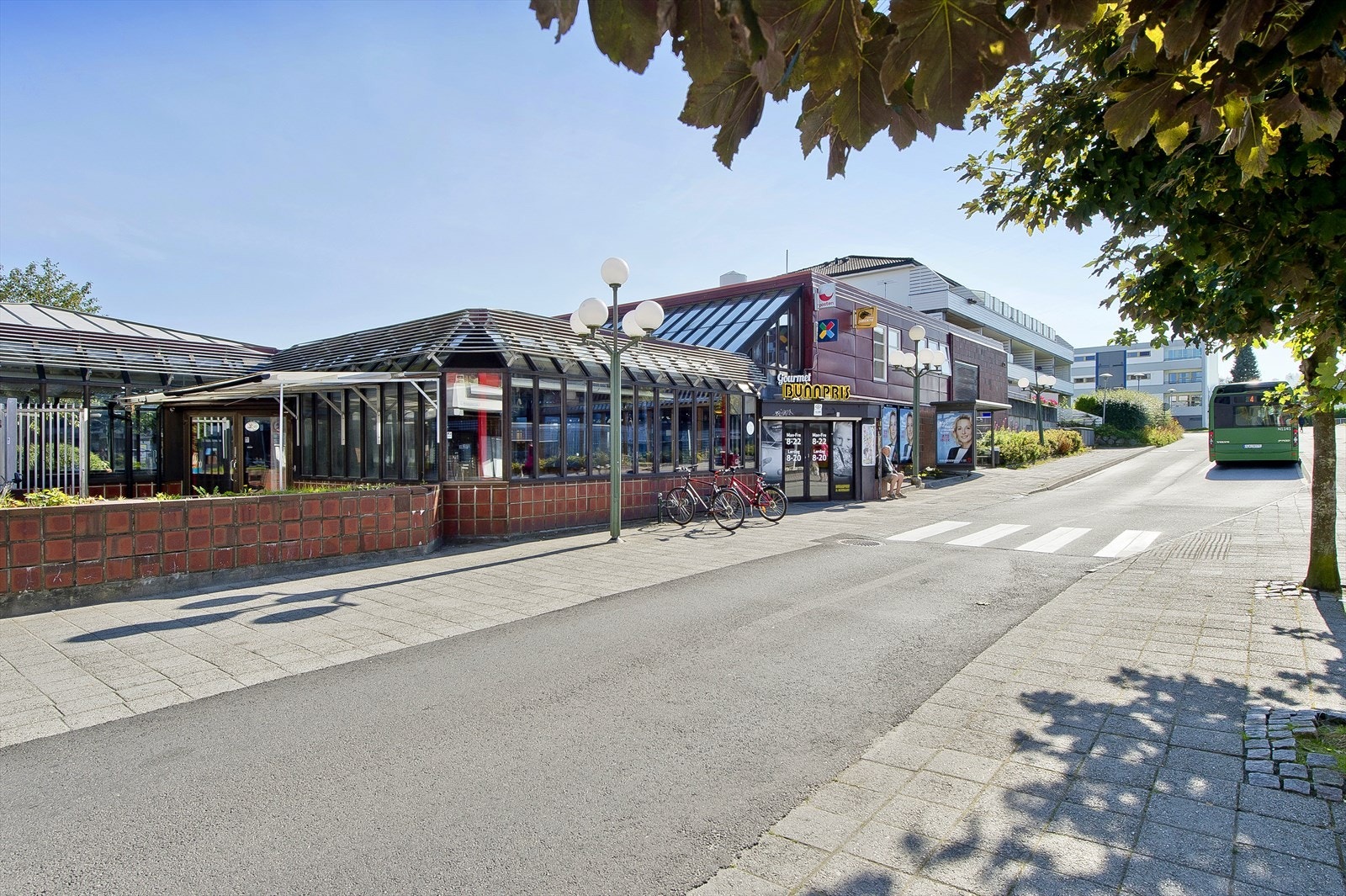 Bunnpris ligger like over gaten. Galleribilde