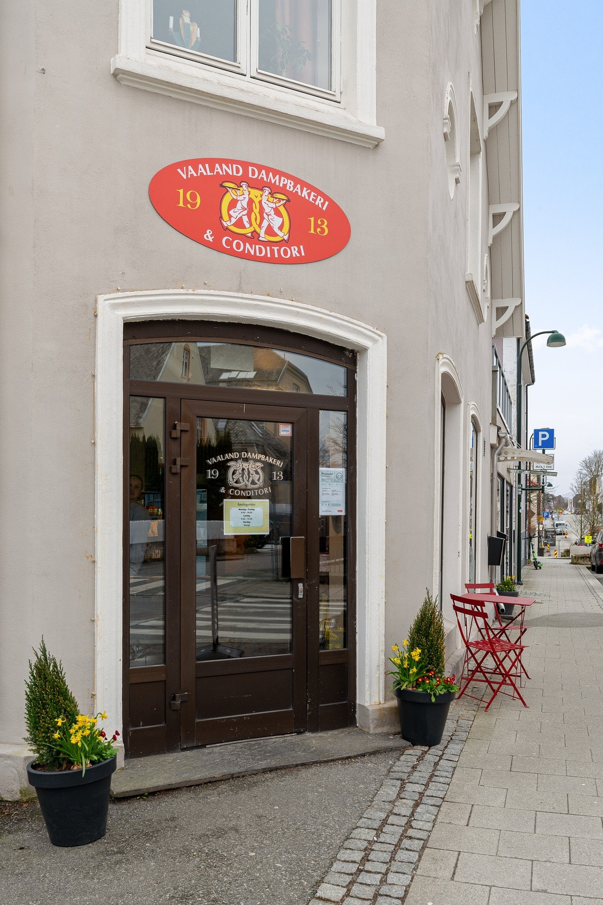Verdt å merke seg er også at Våland Bakeri ligger i samme bygg. Hva er vel bedre enn å starte dagen med nystekt brød og ferske bakervarer? Galleribilde