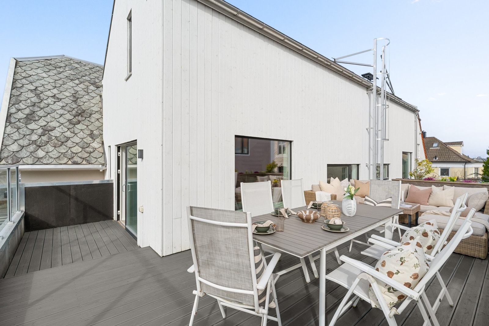 Ut fra stuen har leiligheten en stor og solrik sørvest-vendt takterrasse. Galleribilde
