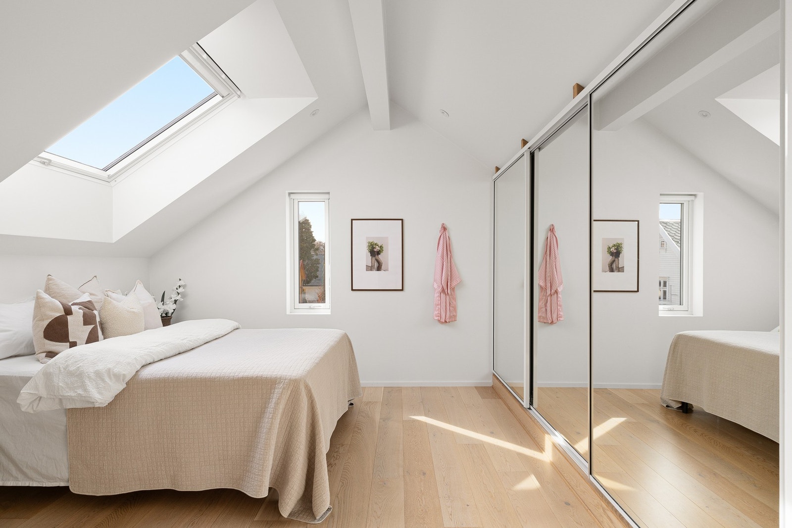 Her er det plass til både dobbeltseng og oppbevaring, samtidig som rommet oppleves rolig og behagelig. Galleribilde