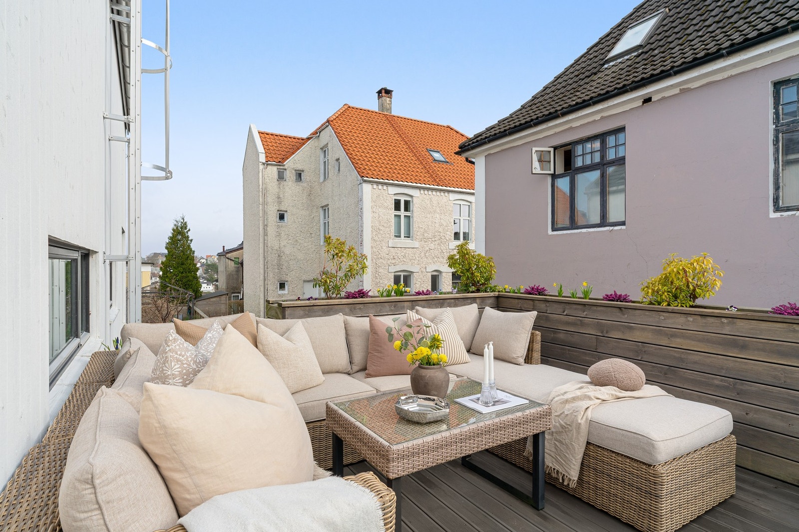 Terrassen ligger skjermet til og oppleves som en privat oase, samtidig som den har hyggelig utsyn mot nærliggende bebyggelse. Galleribilde