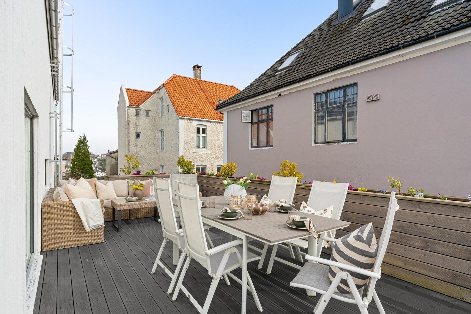 Her er det rikelig med plass til både spisegruppe og en romslig lounge, noe som gir gode muligheter for sosiale sammenkomster. Galleribilde