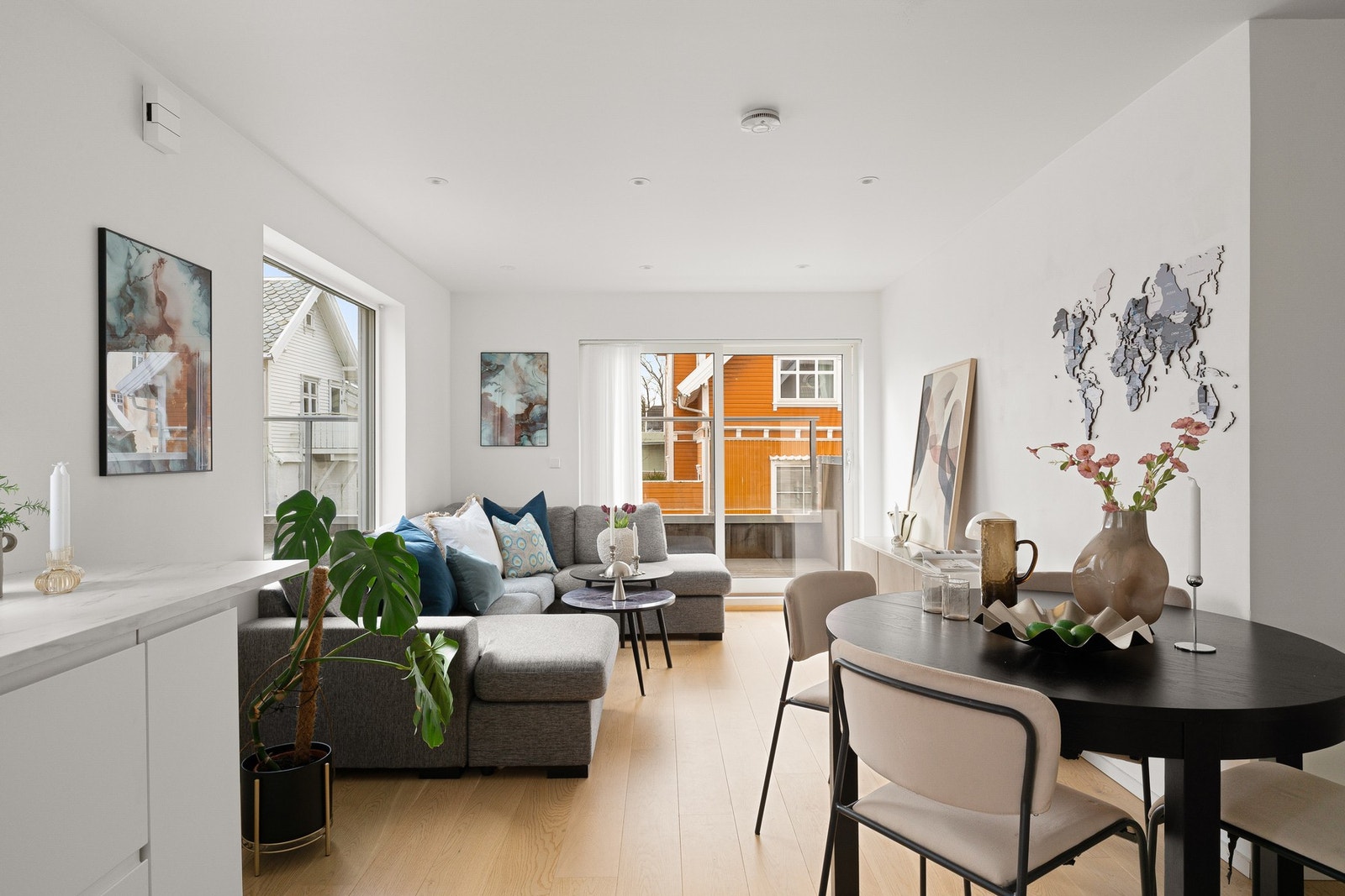 En lys og moderne leilighet med gjennomgående god standard og en svært attraktiv beliggenhet. Galleribilde
