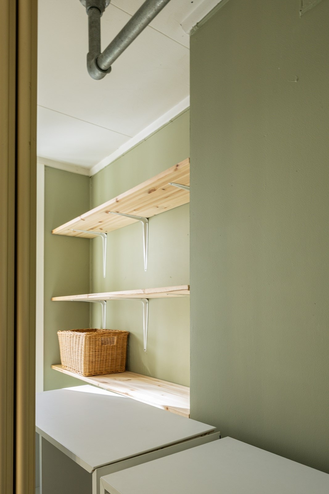 Skapet er innredet med både hyller og klesstang. Galleribilde