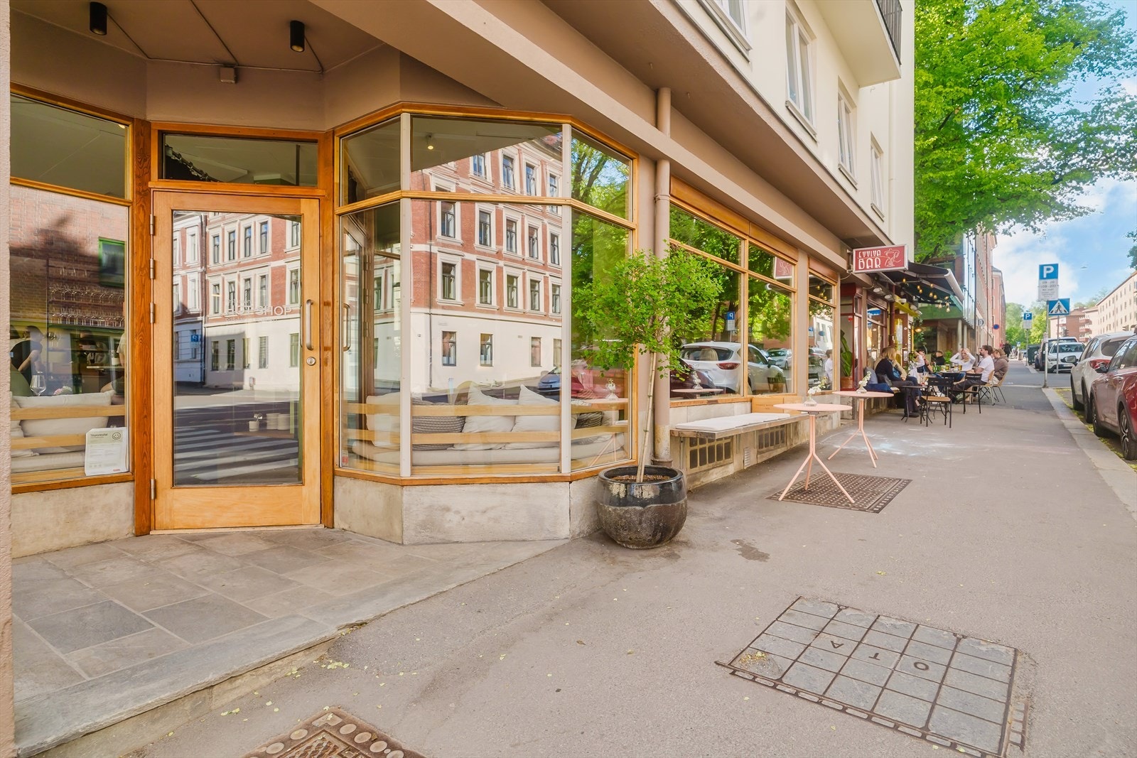 Hot Shop, Evviva og Art Bar ligger på rekke og rad rett utenfor døren, kun ett minutt fra boligen Galleribilde