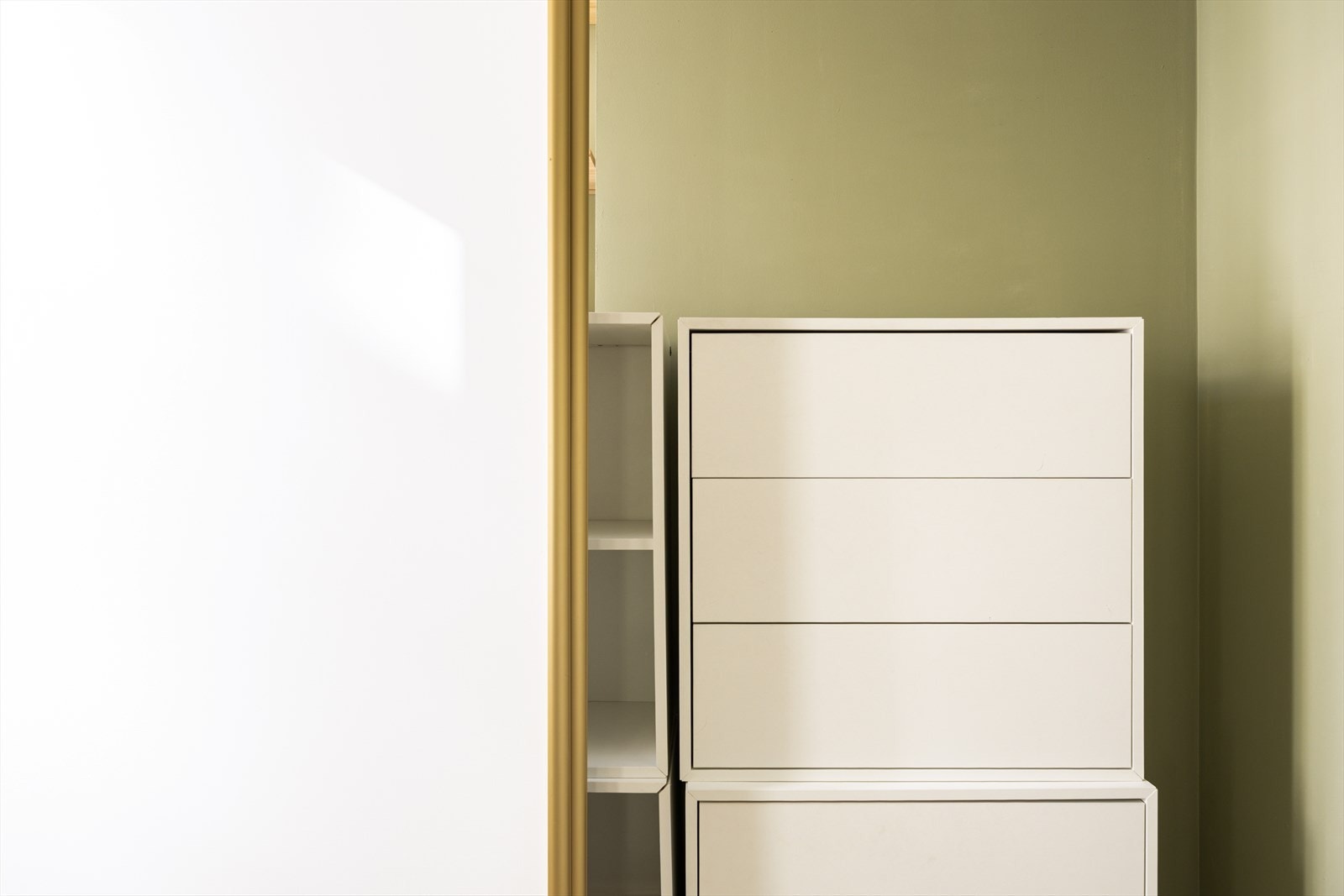 Det er satt inn praktiske kommodeløsninger i skapet, som enkelt kan fjernes ved behov. Galleribilde