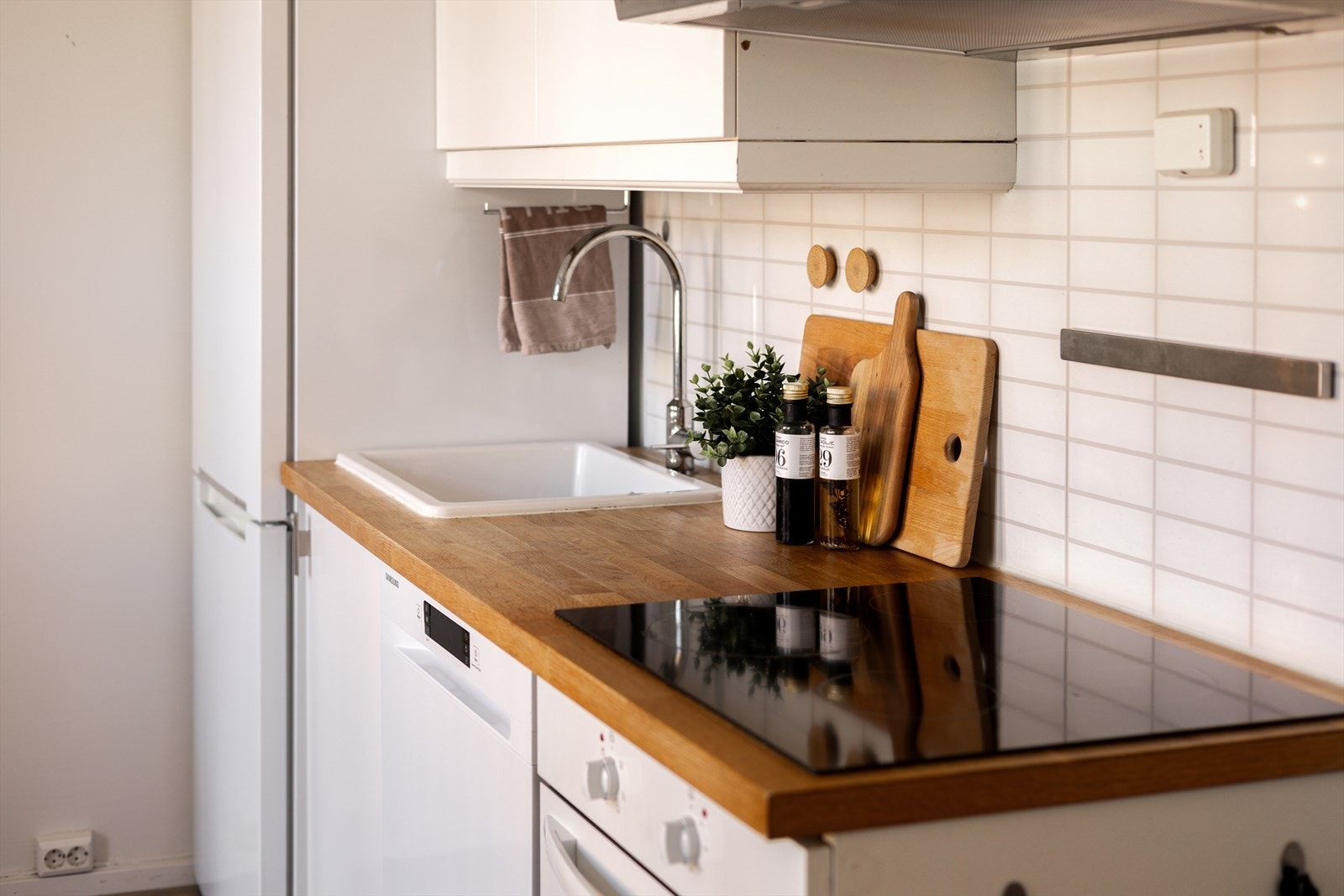 Komfyrvakt er installert. Kullfilter over steketopp, en helt vanlig løsning i denne typen bygg. Galleribilde